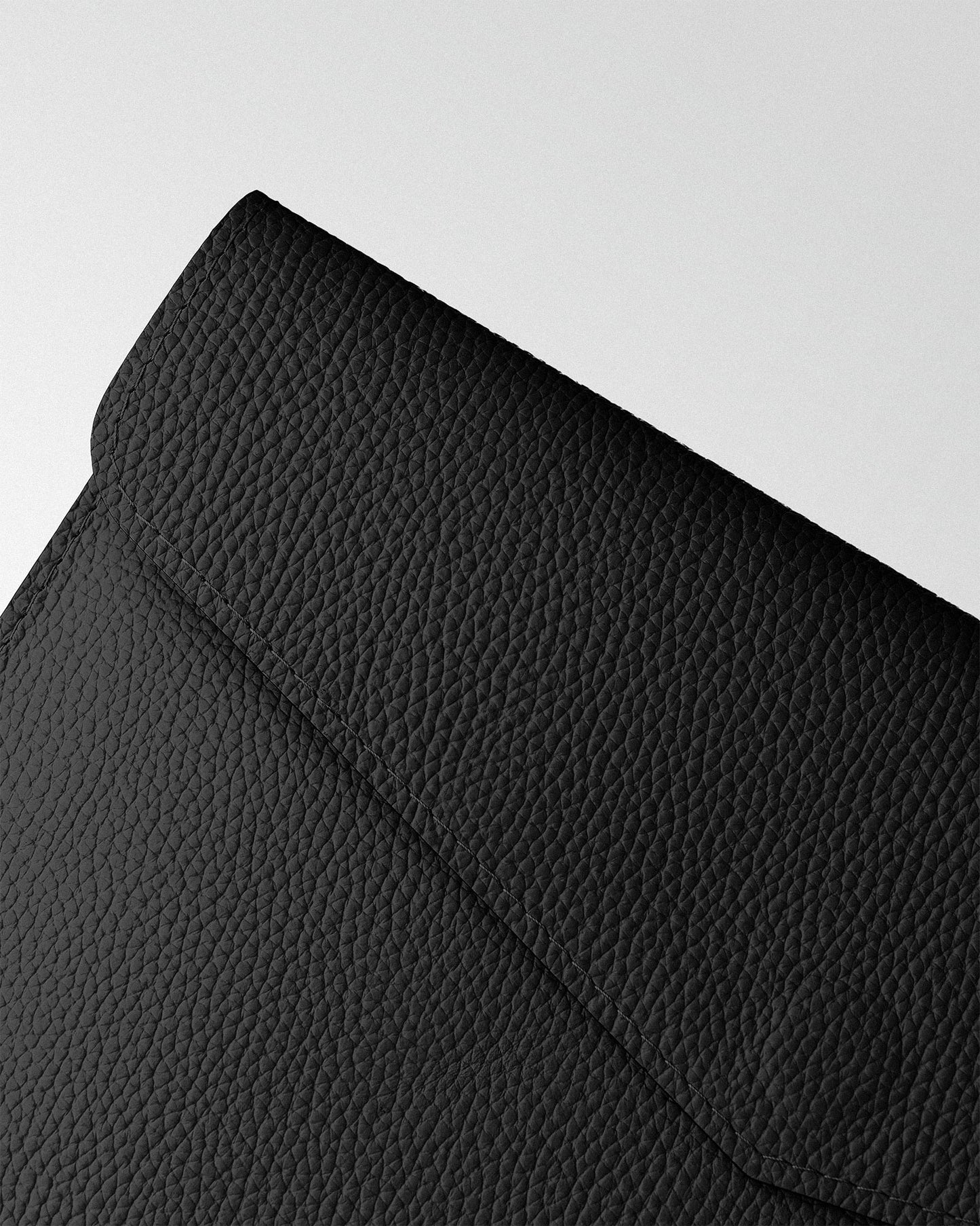Magnetic MacBook Sleeve in Black Floater Leather