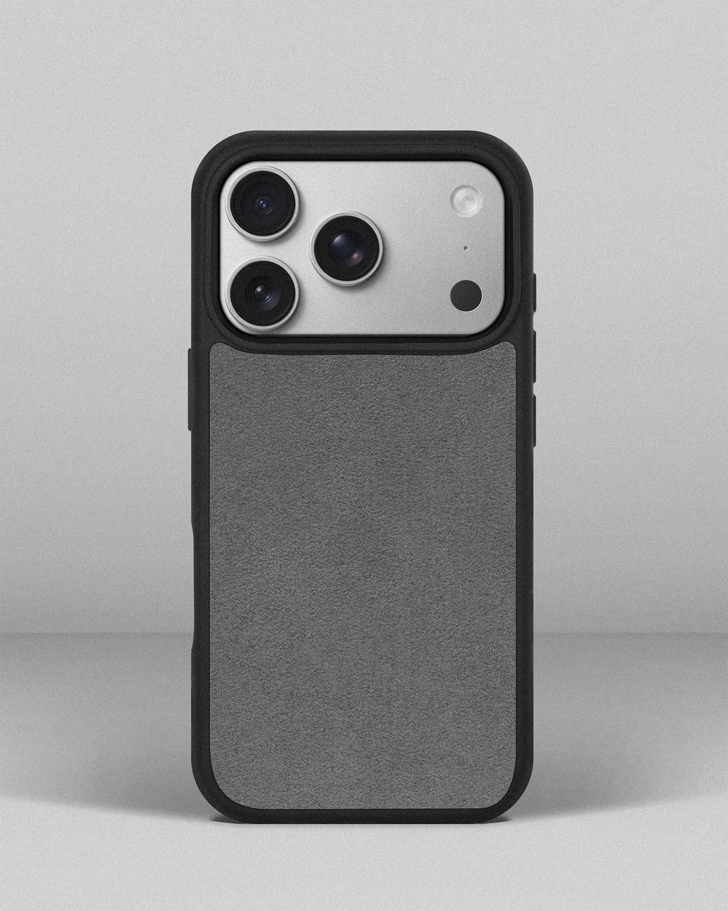 Світло-сірий спортивний чохол з алькантари для iPhone 16 Pro Max
