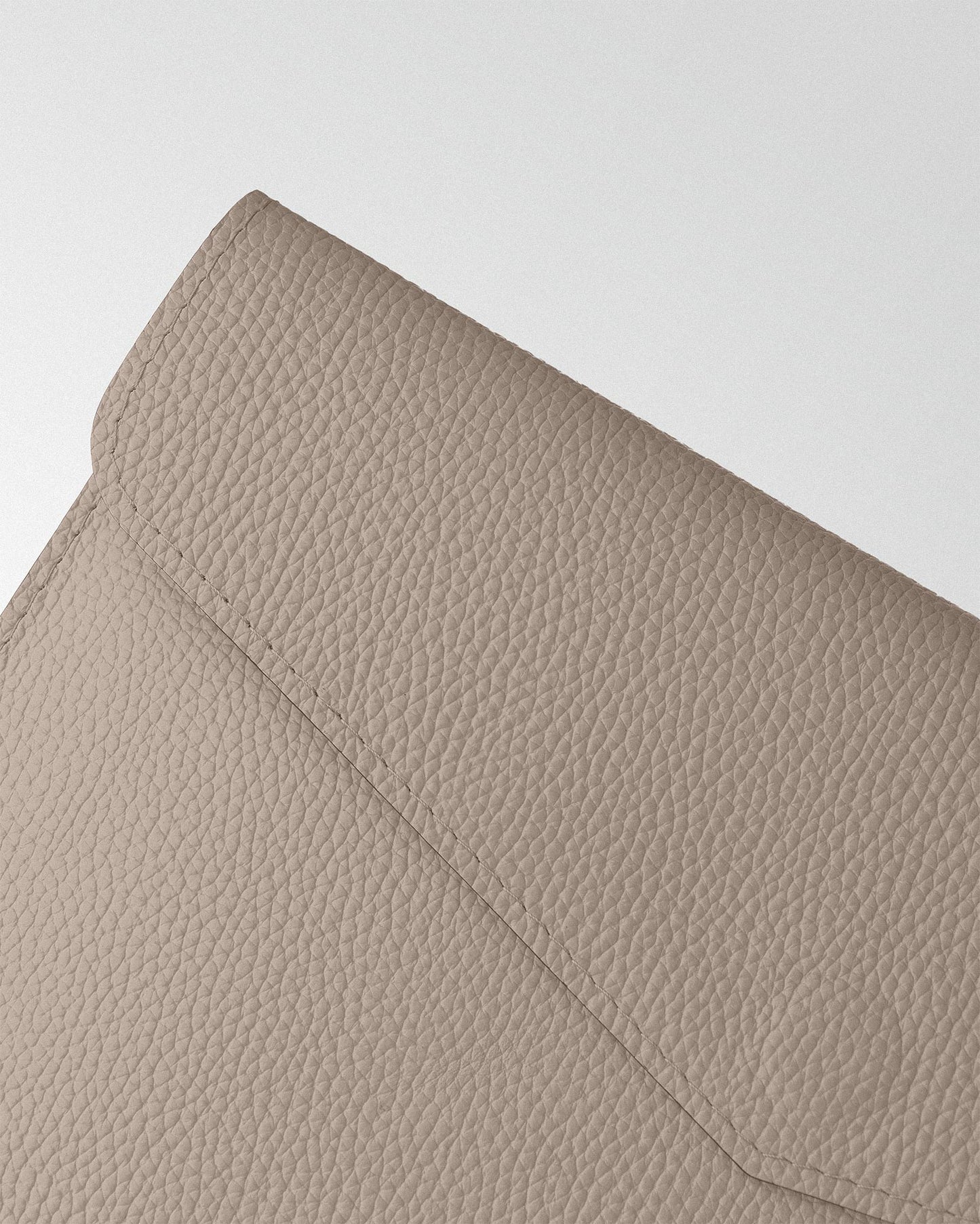Magnetic MacBook Sleeve in Beige Floater Leather