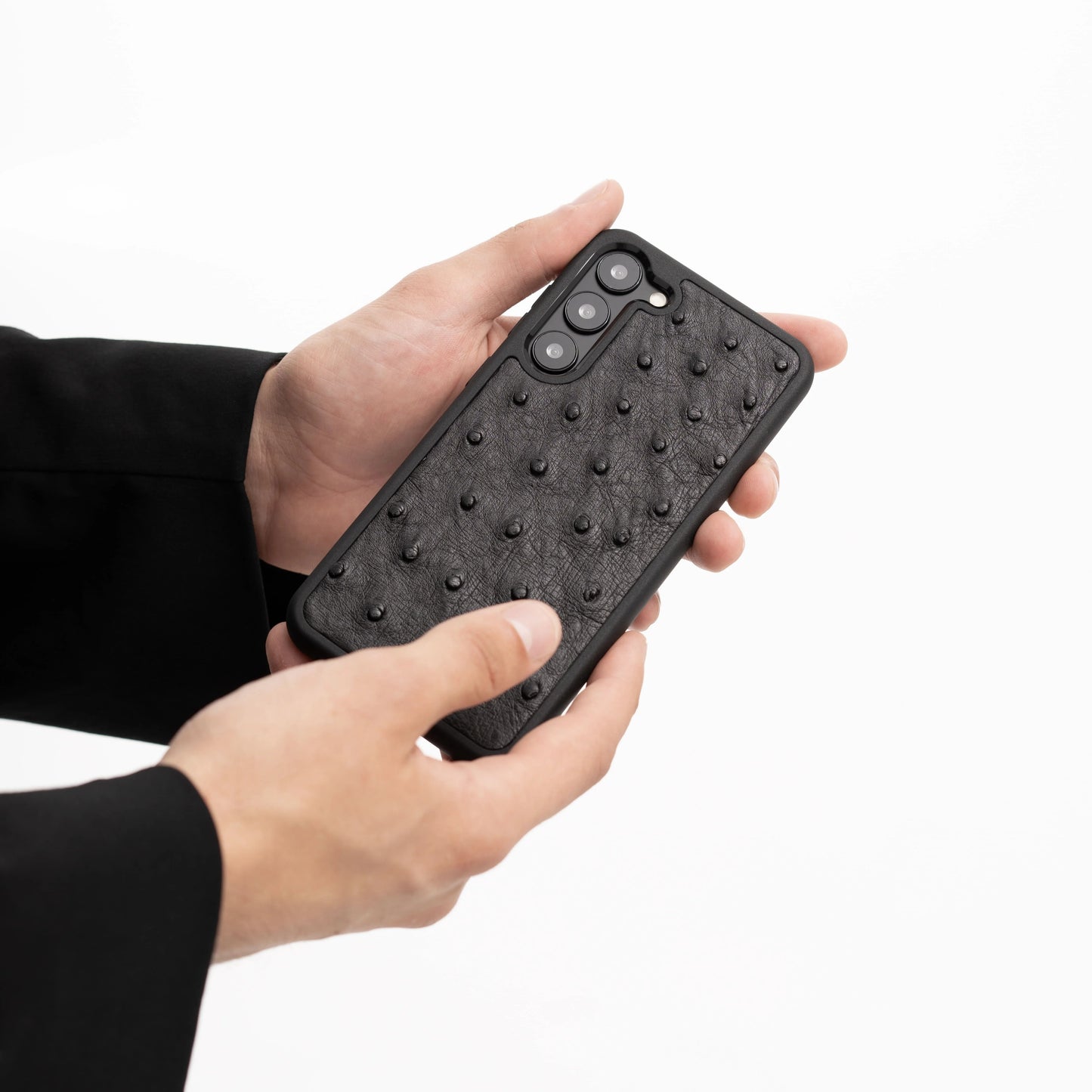 حافظة جلدية سوداء اللون مع بصيلات لهاتف Samsung S23 Plus